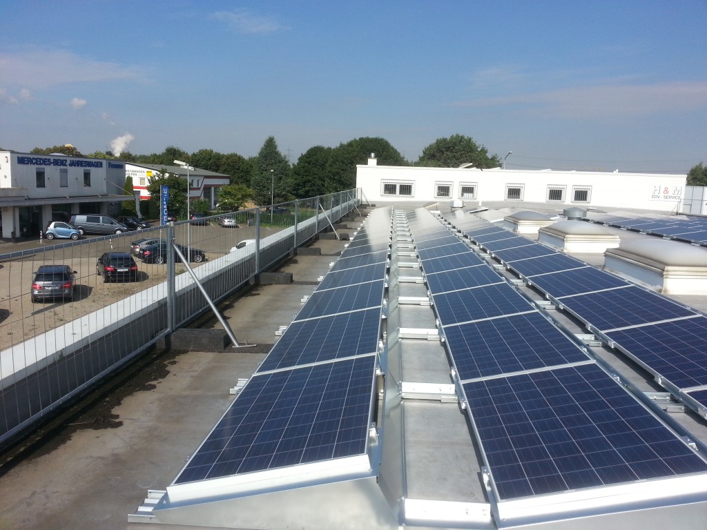 Auf Flachdach montierte Solaranlage/Photovoltaikanlage
