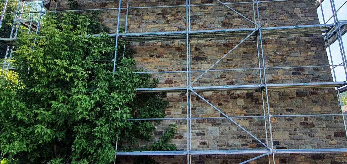 Fassadengerüst an einer Hauswand mit Giebel