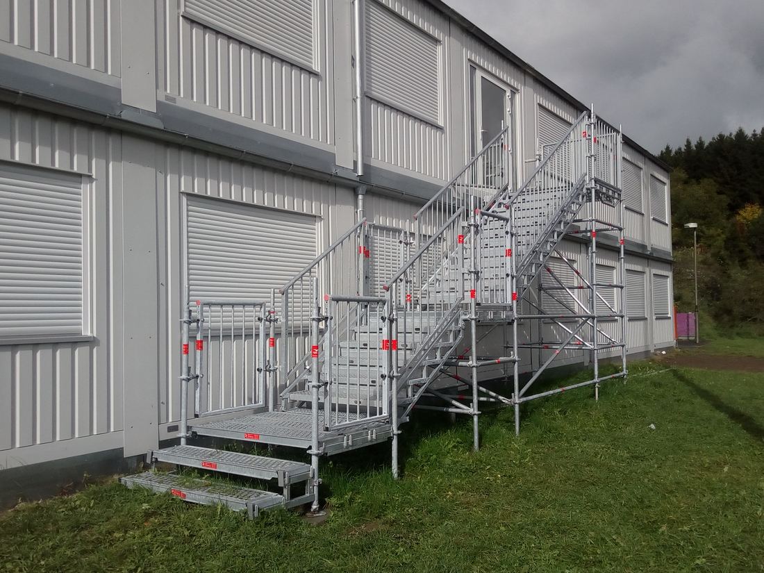Fluchttreppe aus Gerüstteilen an einer Containeranlage