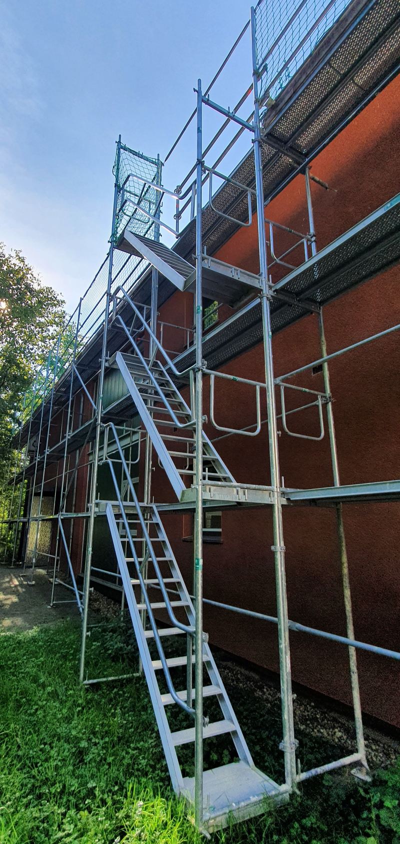 Gerüstturm als Aufstieg vom Gerüst auf das Dach