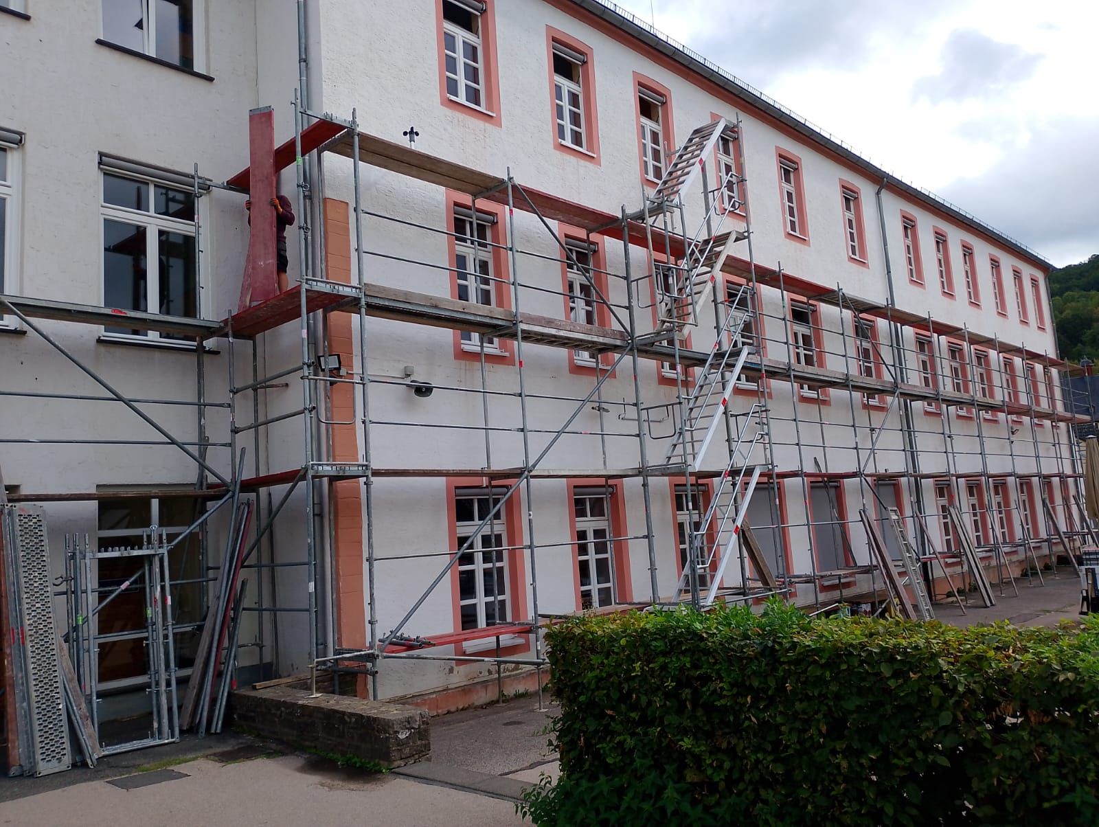 Fassadengerüst mit Treppenaufgang an einem dreigeschossigen Gebäude
