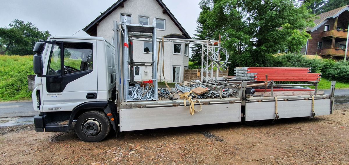 Gerüst-LKW mit Gerüstteilen auf der Baustelle