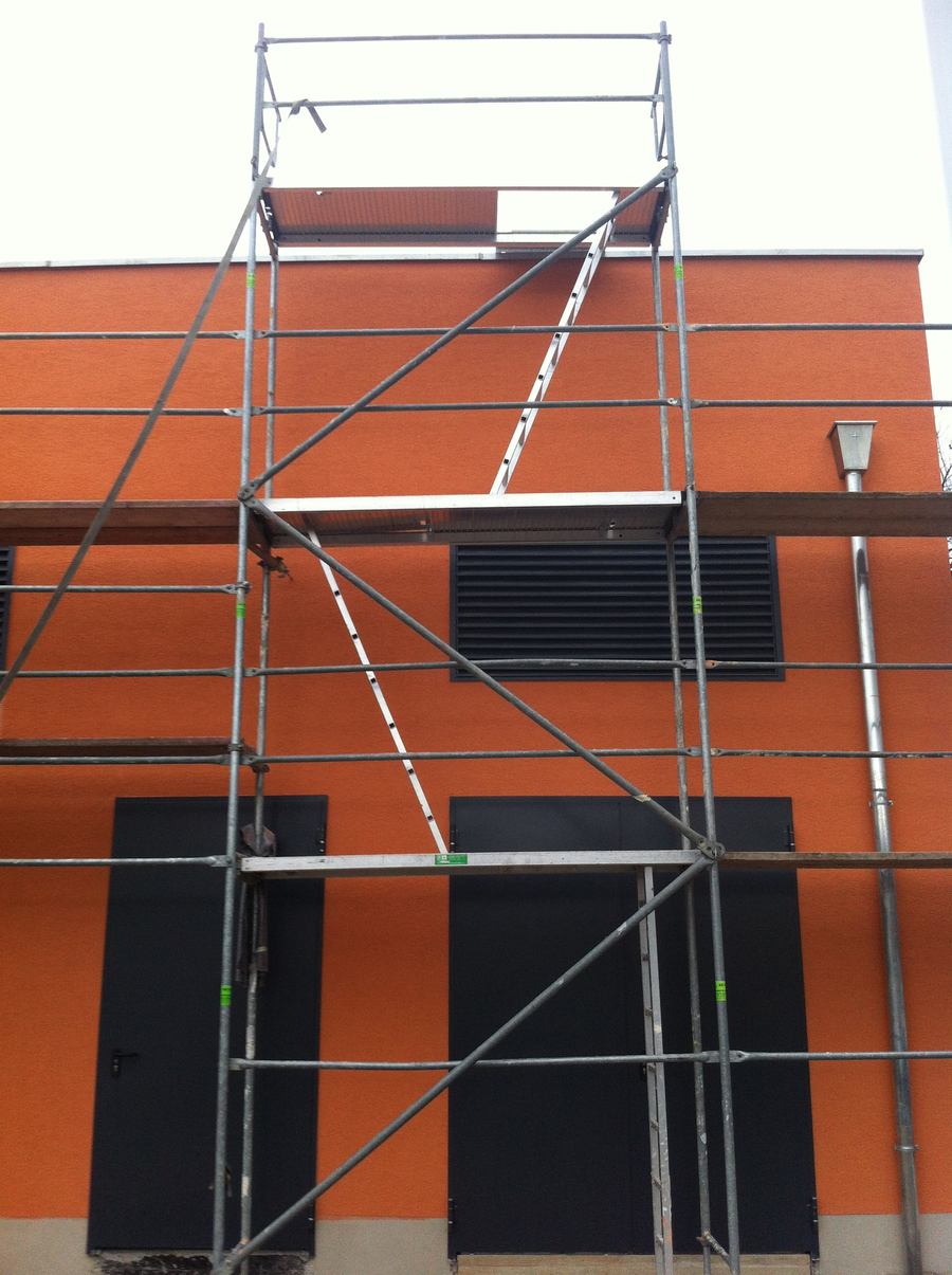 Putzarbeiten an der Fassade eines Einfamilienhauses