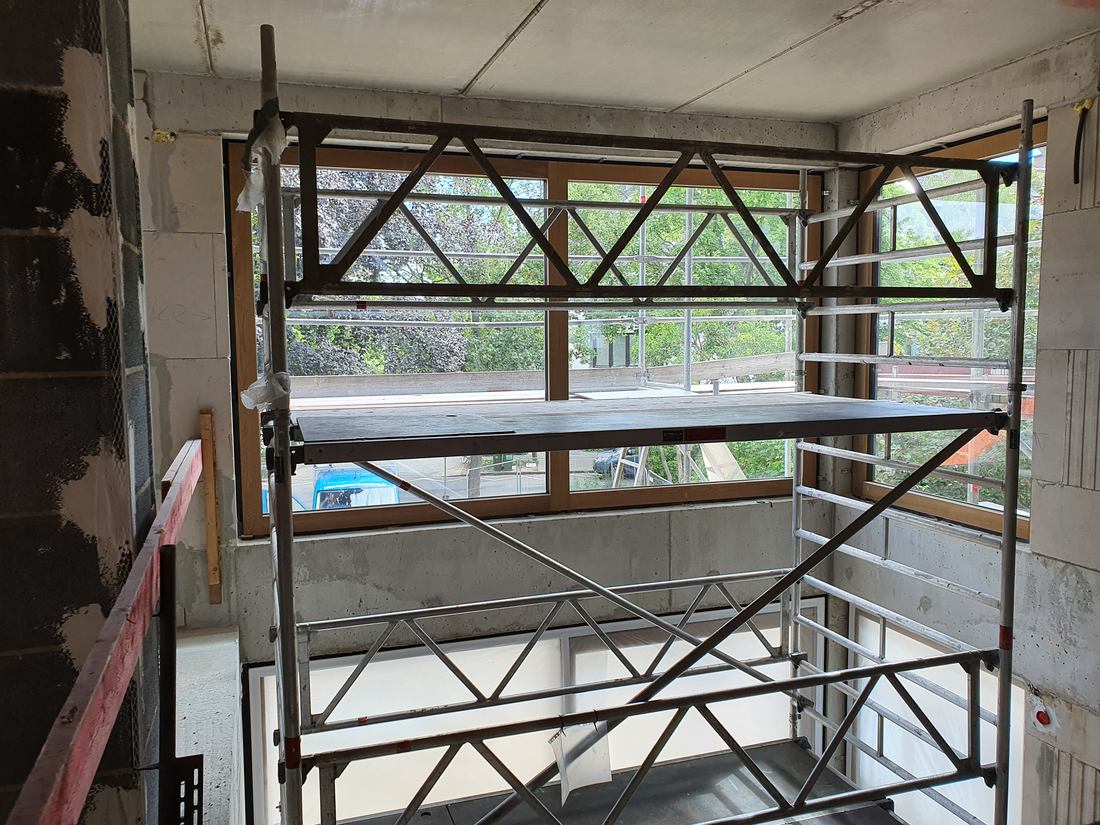 Aufgebautes Rollgerüst als Raumgerüst für Deckenarbeiten