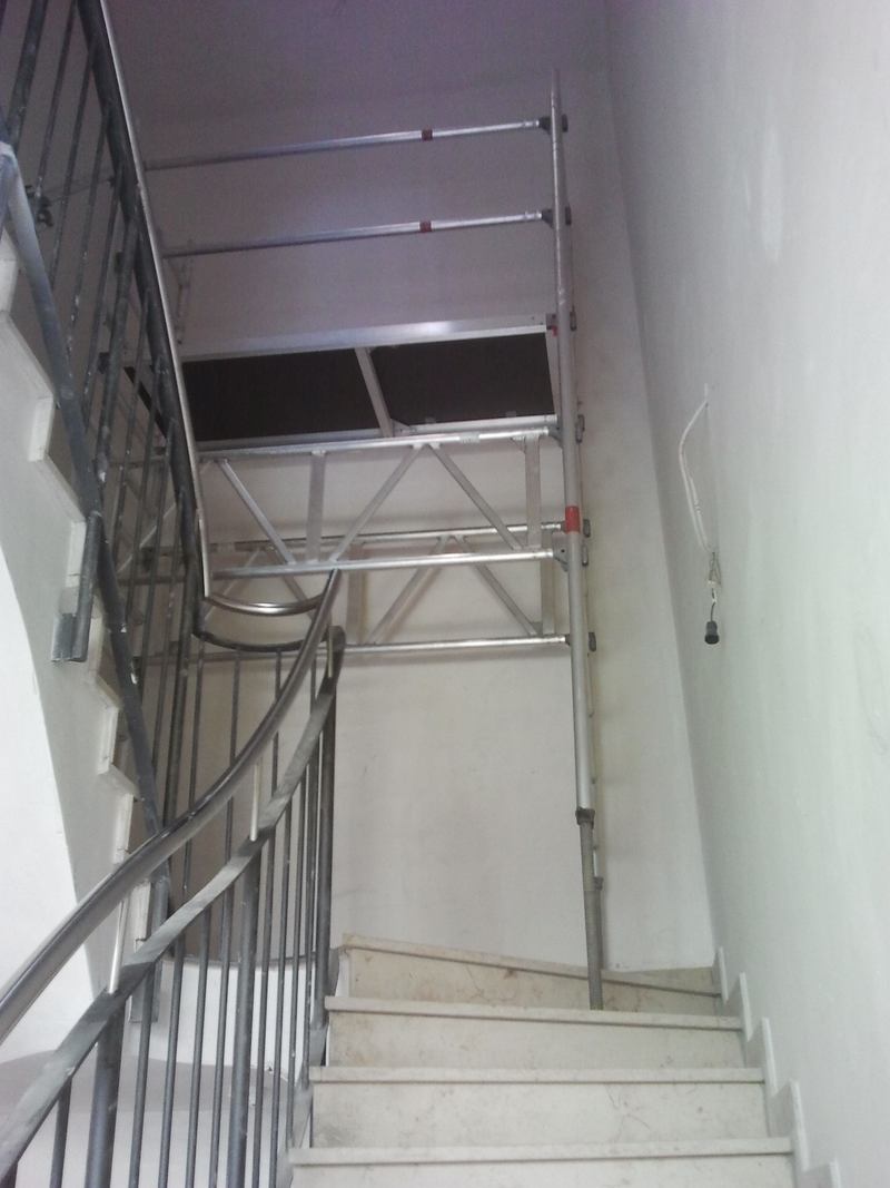 Rollgerüst im Treppenhaus für Anstreicher