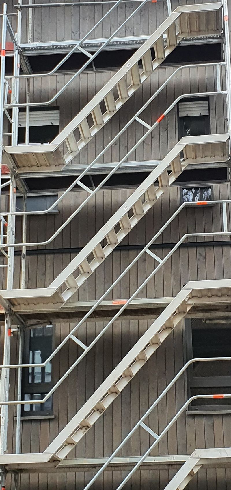 Treppenturm an der Fassade eines Hauses